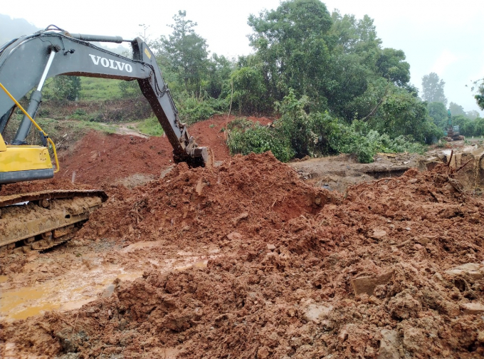 Lực lượng chức năng khẩn trương mở đường phục vụ công tác cứu nạn. Ảnh: Công Điền.