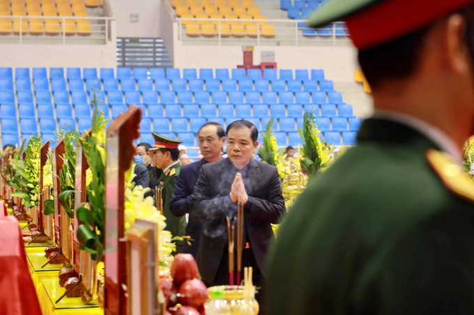 Bộ trưởng Bộ NN-PTNT Nguyễn Xuân Cường tại lễ viếng. Ảnh: Công Điền.