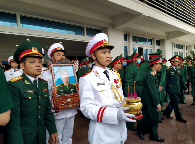 Rước di ảnh Liệt sĩ Lê Văn Quế (Thanh Hóa) và đồng đội hy sinh khi làm nhiệm vụ.