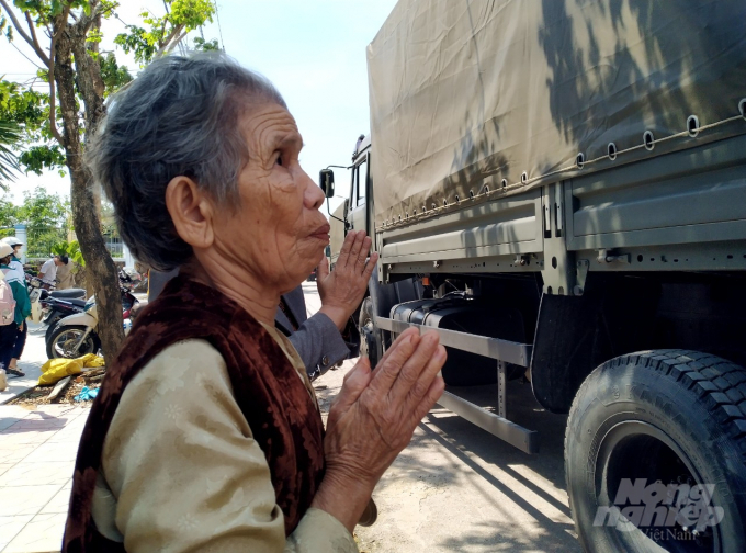 Cụ Trương Thị Cẩm ở thành phố Đông Hà, tỉnh Quảng Trị, năm nay 80 tuổi. Nghe thông tin về sự hi sinh của các liệt sĩ, cụ rất xúc động. Dù tuổi cao sức yếu, cụ vẫn ra đứng ở cổng nhà chờ tiễn đưa các liệt sĩ về nơi an nghỉ cuối cùng.