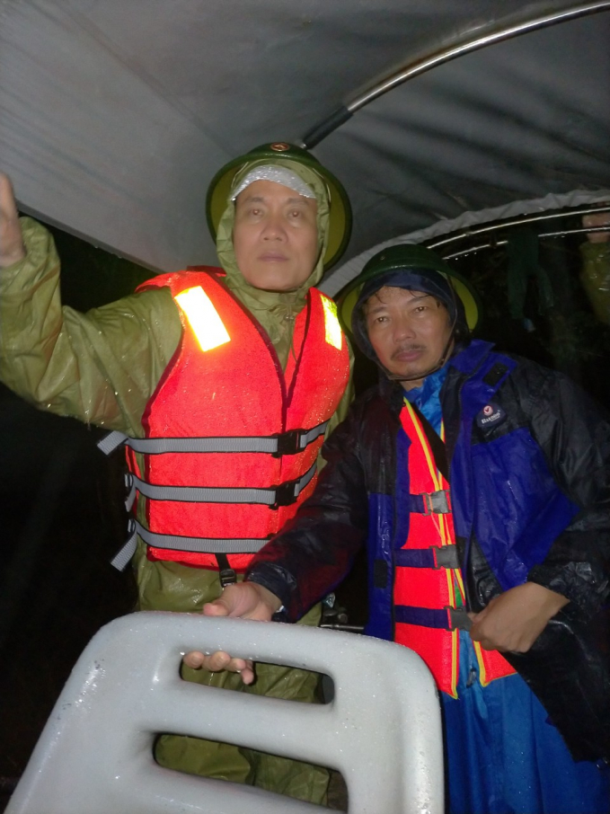 Nhà báo Tâm Phùng (phải), phóng viên Báo Nông nghiệp Việt Nam, cùng bộ đội biên phòng Quảng Bình vượt lũ lớn cứu hộ người dân trong vùng lũ Hàm Ninh (huyện Quảng Ninh, Quảng Bình).