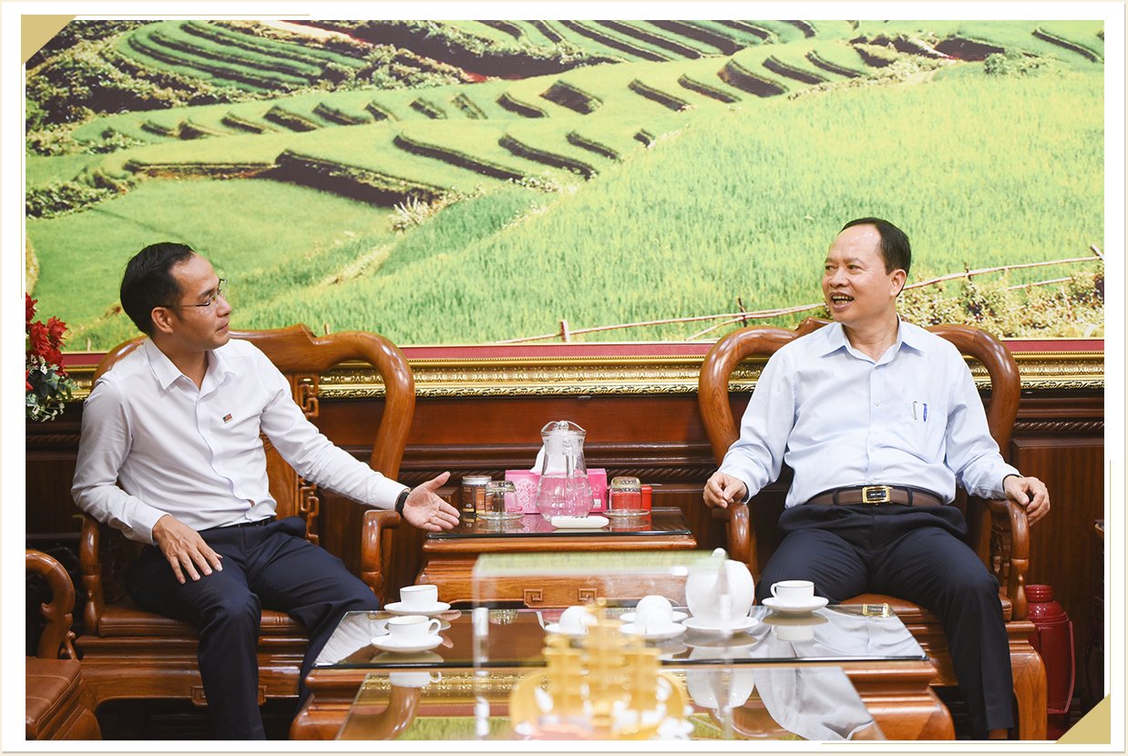Bí thư Tỉnh ủy Trịnh Văn Chiến (phải) trò chuyện với nhà báo Văn Hùng.