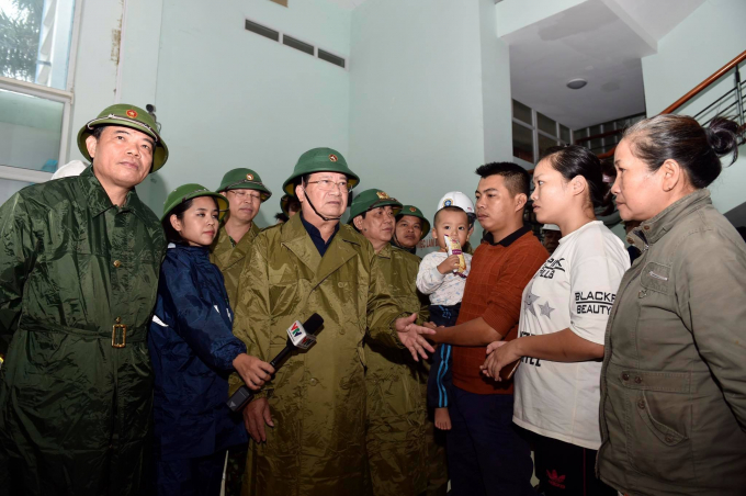 Phó Thủ tướng Trịnh Đình Dũng và Bộ trưởng Nguyễn Xuân Cường (trái) thăm người dân trước khi bão số 9 đổ bộ.