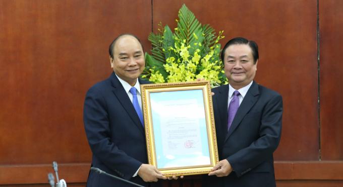Thủ tướng Nguyễn Xuân Phúc (trái) trao quyết định bổ nhiệm cho ông Lê Minh Hoan. Ảnh: Minh Phúc.