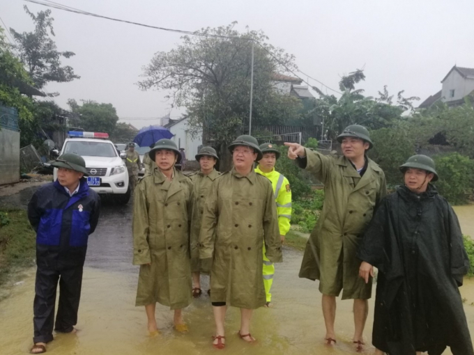 Chủ tịch UBND tỉnh Nghệ An Nguyễn Đức Trung dẫn đầu (giữa) kiểm tra tình hình thực tế tại huyện Thanh Chương.