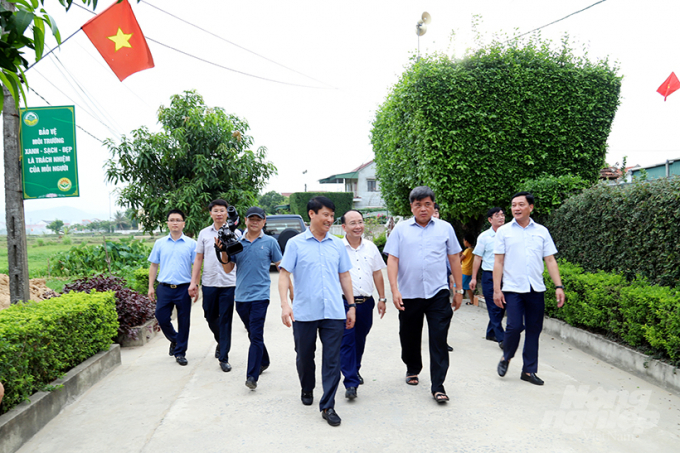 Thứ trưởng Bộ NN-PTNT Trần Thanh Nam kiểm tra tình hình xây dựng nông thôn mới tại Hà Tĩnh. Ảnh: Thanh Nga.