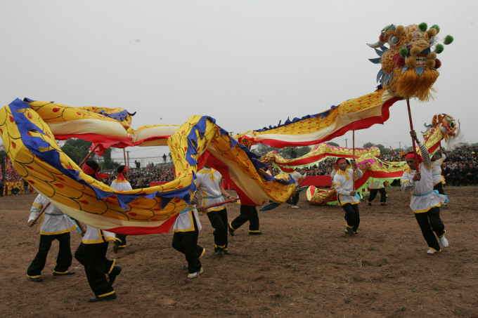 Múa rồng ở lễ hội Tịnh điền ở Đọi Sơn, Duy Tiên, Hà Nam. Ảnh: Trọng Chính.