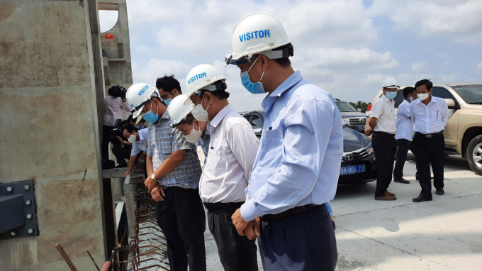 Thứ trưởng Bộ NN-PTNT Lê Minh Hoan (thứ 2 từ phải sang) dẫn đầu đoàn công tác đến kiểm tra công trường xây dựng hệ thống thủy lợi Cái Lớn - Cái Bé giai đoạn 1. Ảnh: Trung Chánh.