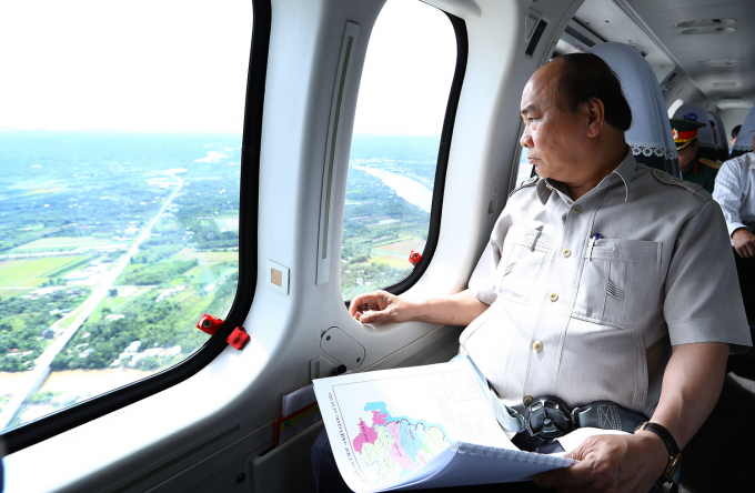 Ngày 26/9/2017, Thủ tướng Nguyễn Xuân Phúc thị sát các tỉnh ĐBSCL bằng máy bay trực thăng. Ảnh: VGP.
