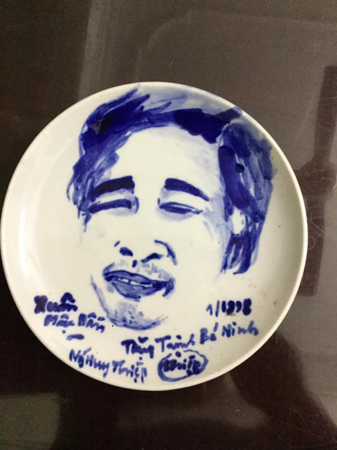 Ký hoạ trên đĩa gốm của Nguyễn Huy Thiệp tặng Trịnh Bá Ninh.
