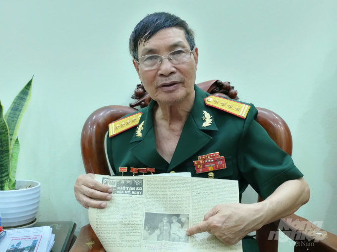 Đại tá Phạm Ngọc Sơn và bức ảnh lịch sử trên Báo Quân đội Nhân dân. Ảnh: Kiều Mai Sơn.