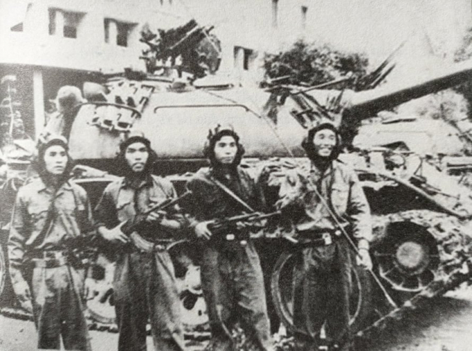 Đại đội trưởng Bùi Quang Thận, Chính trị viên Vũ Đăng Toàn trong dinh Độc Lập 30/4/1975. Ảnh: Tư liệu.