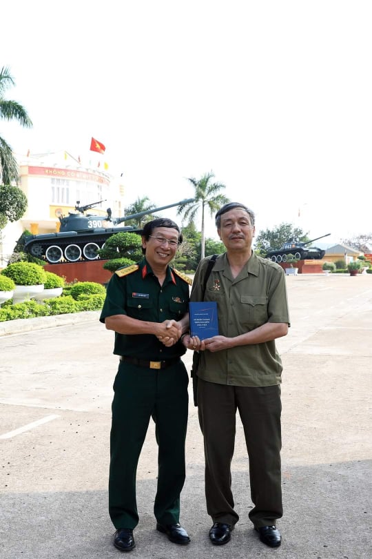 Đại tá Nguyễn Khắc Nguyệt (bên phải). Ảnh: Tư liệu.