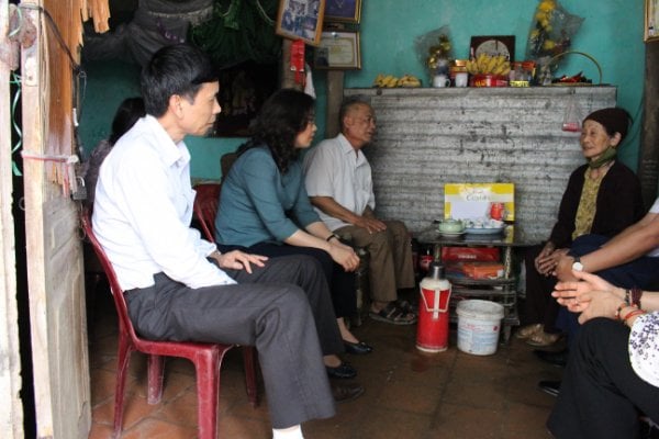 Bà Nguyễn Thị Kim Anh thăm gia đình chính sách tại thị trấn Thứa, huyện Lương Tài (Bắc Ninh). Ảnh: TL.