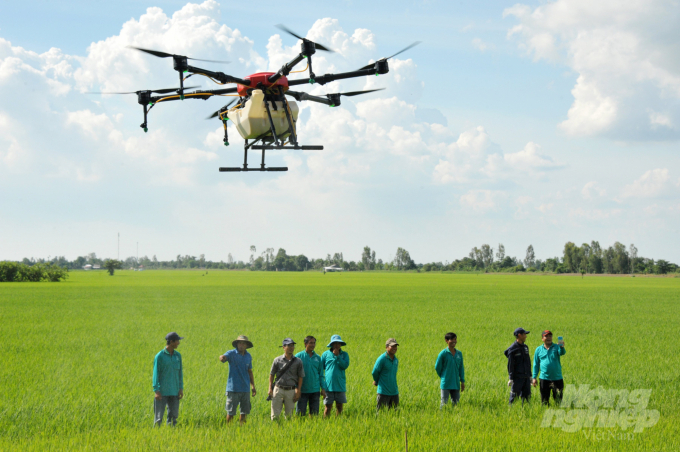 The use of agriculture drones has become increasing popular in Vietnam in recent years. However, many issues related to the effectives of the devices demand further studies. Photo: TL.