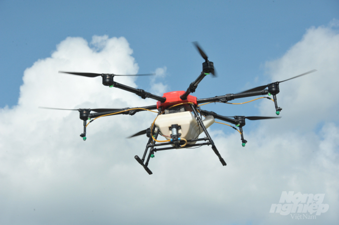 The use of drones in pesticide spraying still has many limitations that need to be studied. Photo: TL.