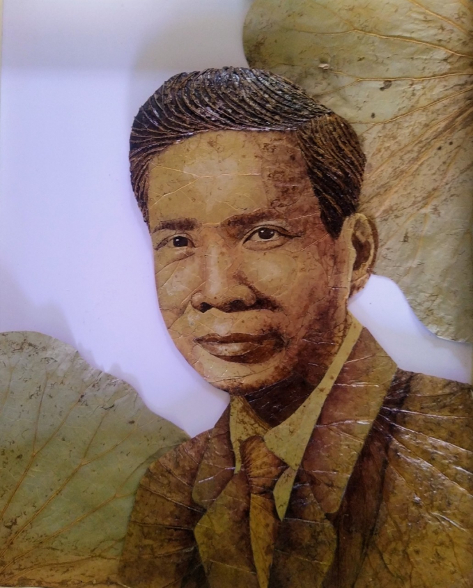 Bức tranh chân dung ông Kim Ngọc do nghệ nhân Lê Văn Nghĩa chế tác từ lá sen của vùng Đất Sen Hồng.