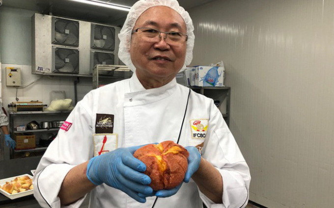 Kao Sieu Luc, ABS Bakery's General Director made the world's  first bread from dragon fruits. Photo: Nhan Ma.