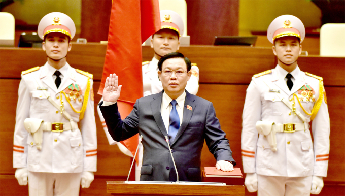 Chủ tịch Quốc hội Vương Đình Huệ thực hiện nghi thức tuyên thệ nhậm chức.