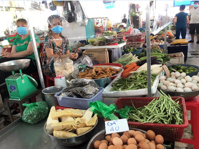 Tổ công tác của Bộ NN-PTNT đề nghị nghiên cứu cho mở các điểm tập kết hàng để trung chuyển về các chợ đầu mối và truyền thống. Ảnh: Thủy Nguyễn.