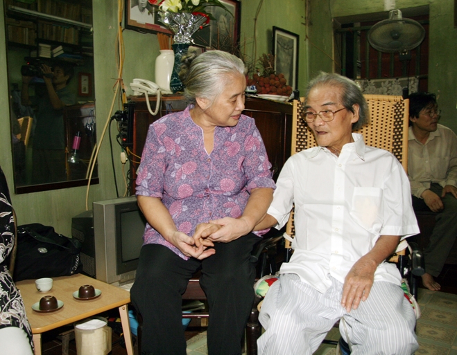 Nhà văn Sơn Tùng và vợ - bà Phan Hồng Mai.
