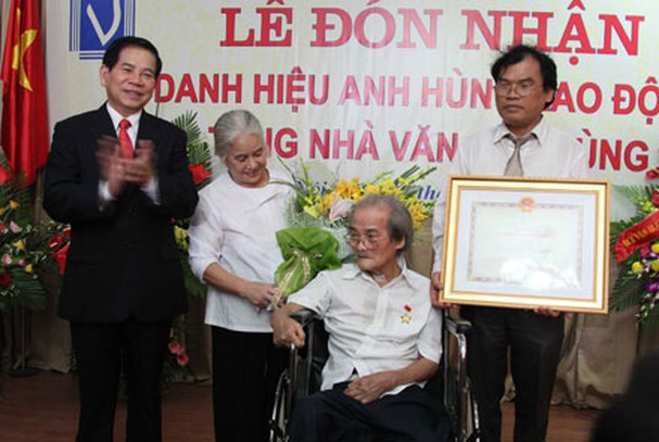 Chủ tịch nước Nguyễn Minh Triết trao tặng danh hiệu Anh hùng Lao động cho nhà văn Sơn Tùng năm 2011. Ảnh: Nguyễn Đình Toán