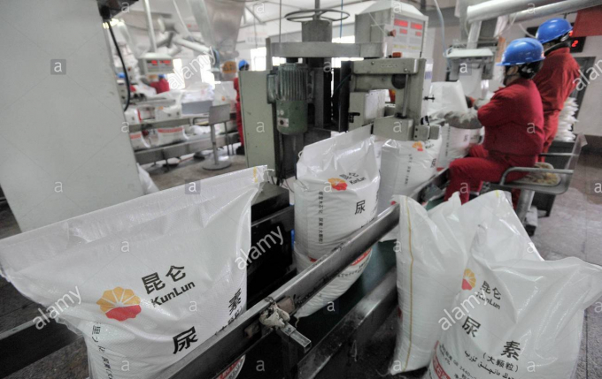 Dây chuyền đóng gói phân urê tại một nhà máy phân bón hóa học của Tập đoàn Dầu khí Quốc gia Trung Quốc. Ảnh: Alamy Stock