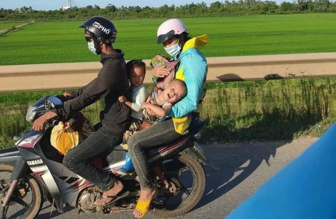 Hình ảnh gia đình Giàng Đỗ Chai vượt 1.700km bằng xe máy từ Lâm Đồng về Lào Cai lan truyền mạnh trên mạng xã hội. Ảnh: TL.