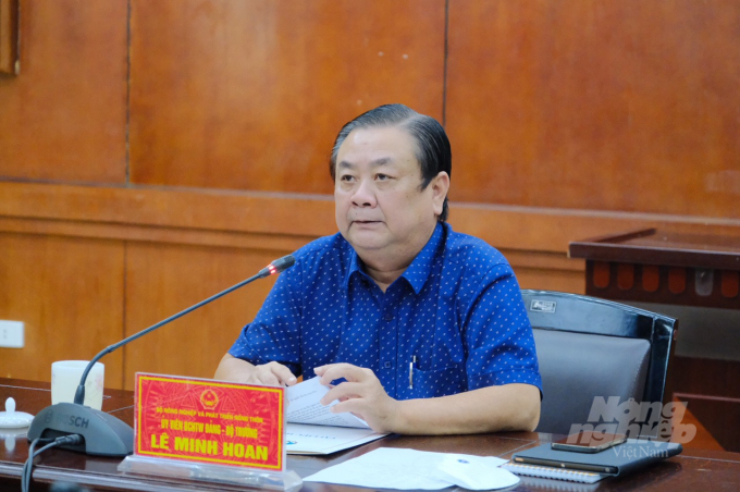 Minister of Agriculture and Rural Development Le Minh Hoan chaired a meeting with the Southern Working Group and leaders of the Department of Agriculture and Rural Development of 13 provinces and cities in the Mekong Delta on the production and consumption of agricultural products. Photo: Ba Thang.