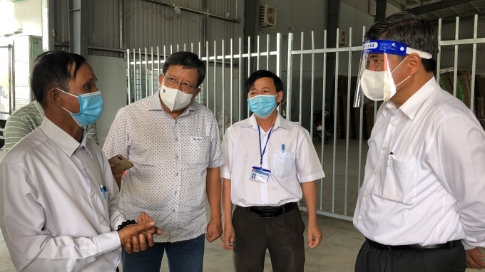 Thứ trưởng Trần Thanh Nam (bên phải) - Tổ trưởng Tổ công tác 970 của Bộ NN-PTNT kiểm tra tình hình sản xuất, cung ứng nông sản tại các tỉnh phía Nam. Ảnh: Minh Sáng.