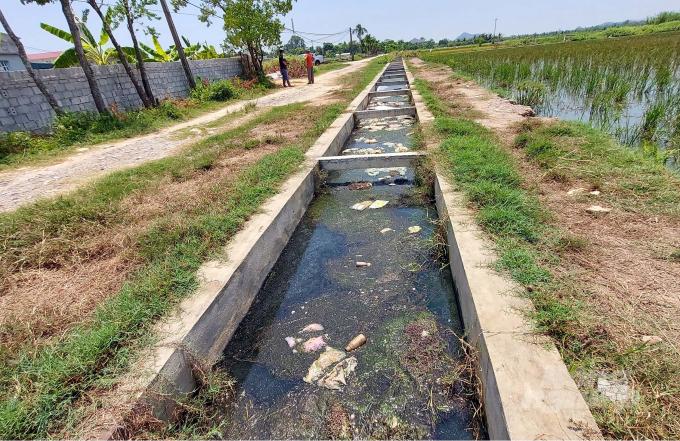 Khoảng 500 m kênh đi qua thôn Đông Yên bị ô nhiễm trầm trọng, 'tra tấn' hàng chục hộ dân. Ảnh: Võ Dũng.