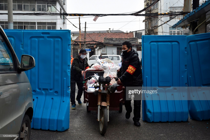Tình nguyện viên đi chợ giúp dân ở những khu cách ly tại TP. Vũ Hán hồi năm 2020. Ảnh: Getty.