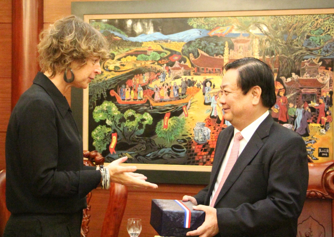 Minister Le Minh Hoan received gifts from Dutch Ambassador Elsbeth Akkerman. Photo: Linh Linh.