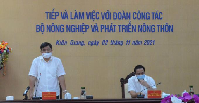 Thứ trưởng Trần Thanh Nam (bên trái) làm việc với lãnh đạo UBND tỉnh Kiên Giang về triển khai thí điểm xây dựng vùng nguyên lớn, gắn với thành lập Tổ Khuyến nông cộng đồng, thúc đẩy phát triển kinh tế nông nghiệp. Ảnh: Trung Chánh.