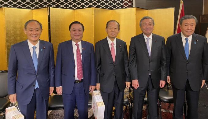 Minister Le Minh Hoan presented OCOP gifts and took photos with former Japanese Prime Minister Suga Yoshihide, former General Secretary of the Liberal Democratic Party (LDP), Chairman of the Japan-Vietnam Friendship Parliamentary Alliance Nikai Toshihiro. Photo: Anh Tuan.