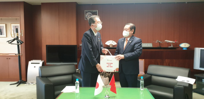 Bộ trưởng Lê Minh Hoan thăm và làm việc với Bộ trưởng Bộ Đất đai, Hạ tầng, Giao thông & Du lịch Nhật Bản - Saito Tetsuo. Ảnh: Anh Tuấn.