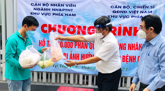 Thứ trưởng Bộ NN-PTNT Trần Thanh Nam, Tổ trưởng Tổ Công tác 970 của Bộ NN-PTNT trao quà cho các hộ khó khăn tại Thành phố Thủ Đức. Ảnh: Minh Sáng.