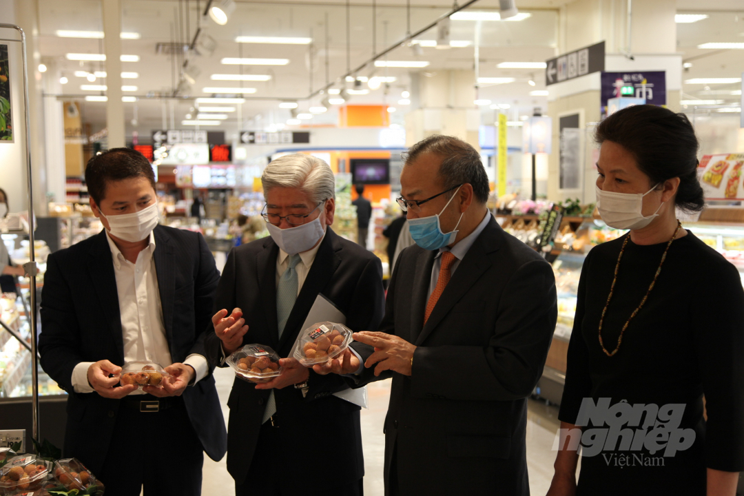 Đại sứ Vũ Hồng Nam (thứ 2 từ trái sang) nỗ lực quảng bá nông sản Việt tại thị trường Nhật Bản. 