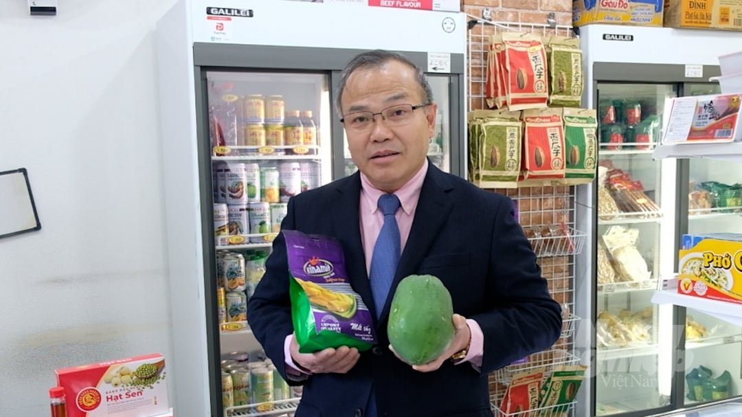 Đại sứ Việt Nam tại Nhật Bản Vũ Hồng Nam quảng bá nông sản Việt tại Nhật Bản. Ảnh: N.Nguyên.