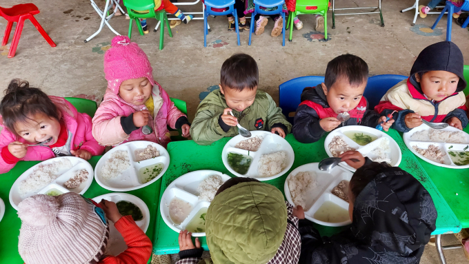 Dù đã được quan tâm chăm lo, nhưng bữa ăn của học sinh mầm non vùng cao Si Ma Cai trong mùa rét còn khó khăn.