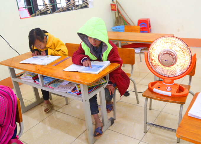 Trường Phổ thông dân tộc bán trú Tiểu học và THCS Nàn Sín (Si Ma Cai) dùng những chiếc quạt sưởi điện để giữ ấm cho học sinh vì nhiều em hoàn cảnh khó khăn không có đủ giày, tất khi đến lớp.