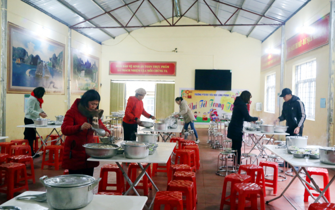Vào cuối buổi học, nhà trường tăng cường nhiều thầy, cô giáo vào bếp chuẩn bị bữa ăn cho học sinh để khi tan học các em bán trú có đồ ăn luôn cho nóng.