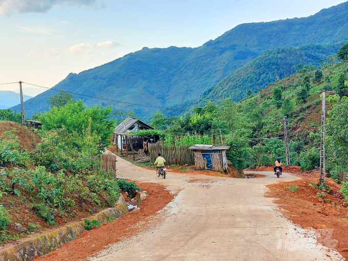 Những tuyến đường ở Sim San được bê tông hóa làm đổi thay cuộc sống của đồng bào Dao đỏ nơi đây.
