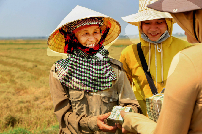 Niềm vui vủa người nông dân Quảng Trị trên đồng lúa hữu cơ. Ảnh: CĐ.