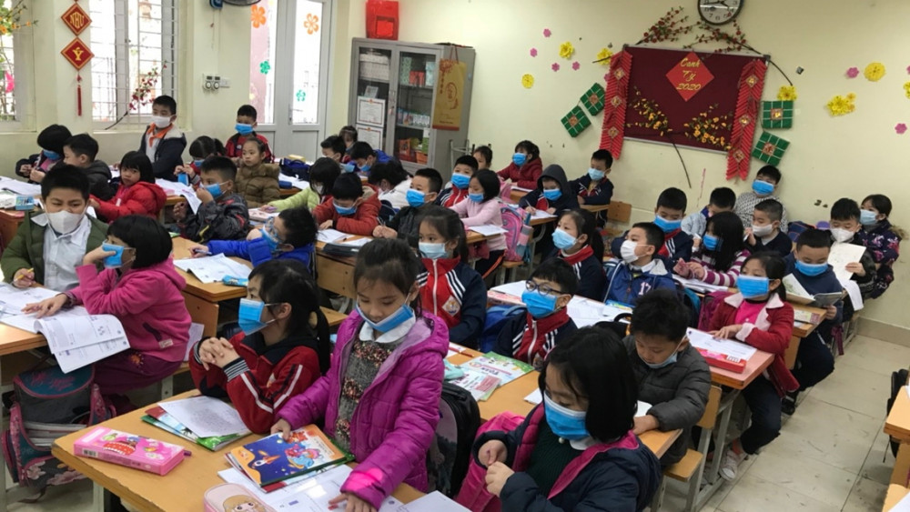 Học sinh Trường tiểu học Bế Văn Đàn (quận Đống Đa, Hà Nội) đeo khẩu trang trong giờ học (ảnh chụp ngày 31/1/2020) - Ảnh: VNN