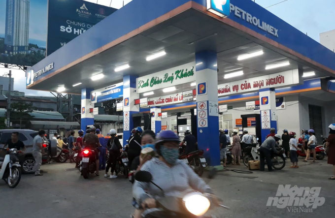 Cây xăng đường Trần Hưng Đạo TP Quy Nhơn đang phục vụ người tiêu dùng (chụp tối 31/3). Ảnh: Đình Thung.