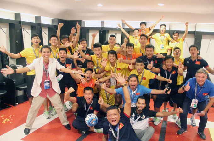 GĐKT Gede (bìa phải) chụp ảnh cùng U19 Việt Nam sau khi vào bán kết U19 châu Á 2016. Ảnh: VFF.