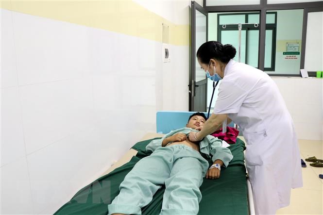 Bác sỹ kiểm tra tình trạng các bệnh nhân đang được điều trị tại Bệnh viện Đa khoa Cuộc sống. Ảnh: Hữu Quyết/TTXVN.