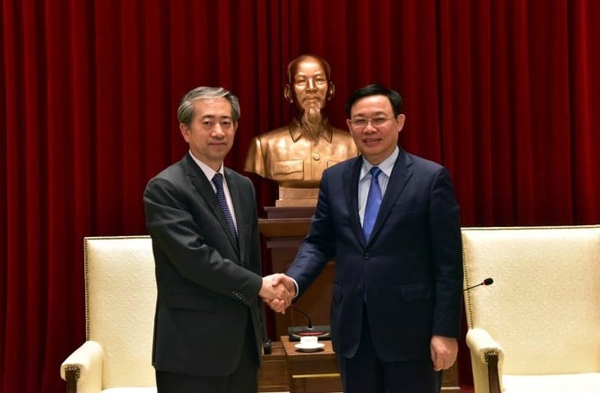Bí thư Thành ủy Hà Nội Vương Đình Huệ tiếp Đại sứ đặc mệnh toàn quyền Trung Quốc tại Việt Nam Hùng Ba
