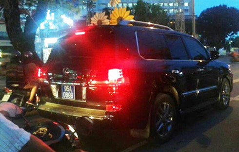 Xe Lexus tư nhân được gắn biển số xanh chở ông Thanh trên đường phố Cần Thơ. Ảnh: Vietnamnet.